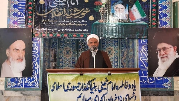 علامه ذوفنون حسن زاده آملی (ره) در إبتدای کتاب « إنسان در عرف عرفان » و در متن تقدیمیه ای آن کتاب به محضر رهبر معظم إنقلاب مینویسد: « با سلام و دعای خالصانه و إرائه إرادت بی پیرایه جاودانه به حضور باهر النور رهبر عظیم الشأن کشور بزرگ جمهوری إسلامی ایران حضرت آیت الله معظّم جناب خامنه ای کبیر، متّع الله الإسلام والمسلمین بطول بقائه الشریف؛ این أثر نمونه دوران یعنی رساله انسان در عرف عرفان را... به پیشگاه مبارک آن ولی بحق که مصداق بارز رساله است با کمال إبتهاج و إنبساط تقدیم میدارم، عزت و شوکت روزأفزون آن قائد اسوه زمان را همواره از حقیقة الحقائق خداوند سبحان مسئلت دارم.