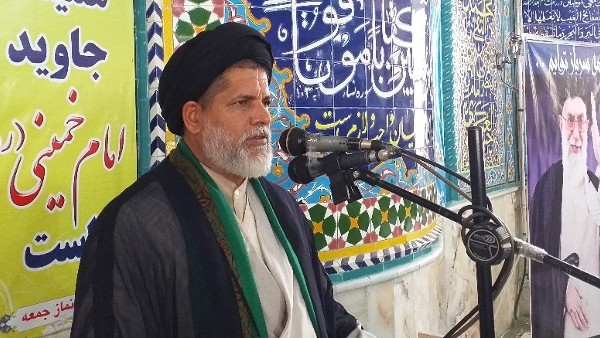 حضرت امام خمینی‫(ره):  هیچ‏گاه سلاح مبارزه با استكبار را بر زمین نگذارید.