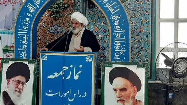 حجت الاسلام علیرضا قاسمی افزود: همه شما میدانید که نقشه آمریکا این است که ایران را با جهان اهل سنت درگیر کند بنابراین جمهوری اسلامی ایران باید به گونه‌ای عمل کند که امنیت ایران زیر سوال نرود و آمریکای خائن هم به اهداف شومشان نرسد.