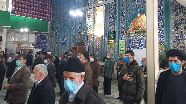امام خمینى(رحمت الله علیه):  در دوره شاه سابق و شاه لاحق؛ به اسم اینكه زن را مىخواهند آزاد كنند، به زن ظلمها كردند و از آن مقام شرافت و مقام انسانیت به مرتبه یك حیوان فرو كشیدند. زن را مثل یك عروسك درست كردند، در صورتى كه زن یك انسان است و مربى جامعه.