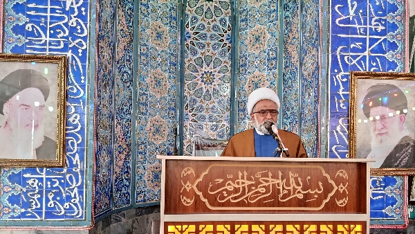 إمروز پرچم مقاومت و إیستادگی در برابرِ دشمنانِ إیران در دستان با کفایت و با صلابتِ رهبرِ حکیمِ إنقلابِ إسلامی حضرت إمام خامنه ‌ای (مد ظله العالی) قرار دارد.