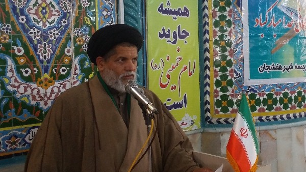 مقام معظم رهبرى (حفظه الله ) : غربى ها انتظار دارند معلمانِ متدین ما كه علاقه مند به آینده كشور هستند، در كلاس درس خود براى آن ها سرباز تربیت كنند، تا دانش آموز ما سرباز ورعیت همان وحشى هاى كروا ت زده ى ظاهرسازى شود كه به راحتى آدم مى كشند و به آدمكش ها كمك مى كنند
