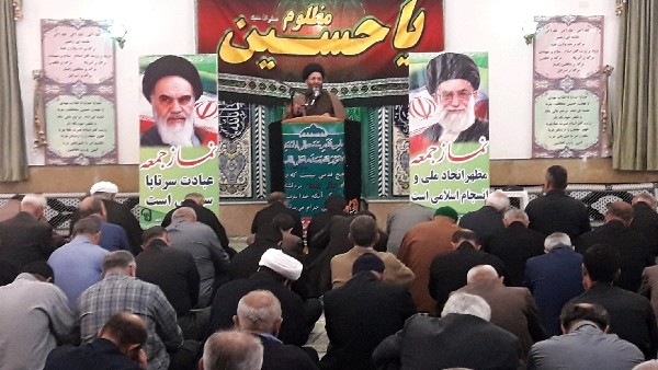 امام جمعه شهرستان عباس آباد حاج آقامحمدی:یمن از انقلاب اسلامی درس گرفته است ما امروز باید از یمن درس بگیریم رئیس دولت ما باید از یمن درس بگیرد اینکه کشورهای اروپایی فرانسه و انگلیس و آلمان ما را متهم به حمله موشکی به عربستان می کنند و علیه ما بیانیه می دهند بعد ما با آنها بنشینیم و قهقهه بزنیم و نیش خود را تا بناگوش باز کنیم این نشان وادادگی در مقابل غرب است این شکستن جایگاه ریاست جمهوری است