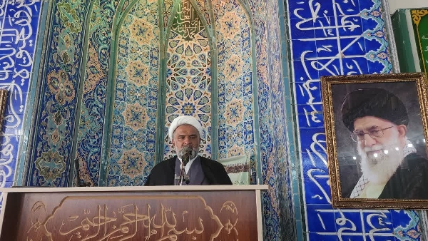 منطق صحیح و عقلانی که رهبر حکیم انقلاب اسلامی در مواجهه با مسئولان در همه قوا مطرح کرده اند «راهبرد دفاع واقعبینانه و نقد منصفانه» است و اختصاص به این دولت و آن دولت ندارد.
