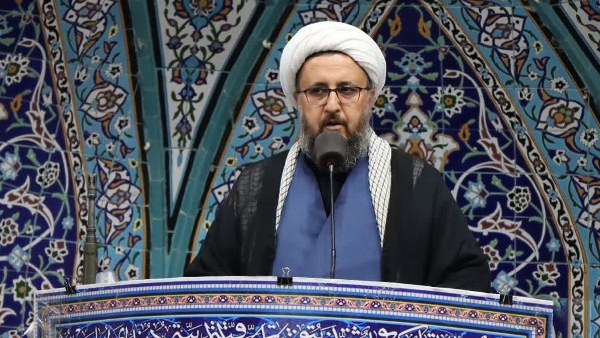 حجت الاسلام پاک نژاد خطیب موقت شهر عالیشهر: خطاب من امروز مسئولین شهری عالی شهر نیست خطاب من مدیر کل محترم دادگستری و دادستان محترم و مسئولین شهرستانی است بیایند و گلایه های مردم را بشنوند تا کی مردم عالیشهر باید با مشکل بی آبی ، بی برقی، امنیت، حمل و نقل و ... دست و پنجه نرم کنند چنین خدماتی در شان مردم این شهر نیست مگر مردم اسیر هستند