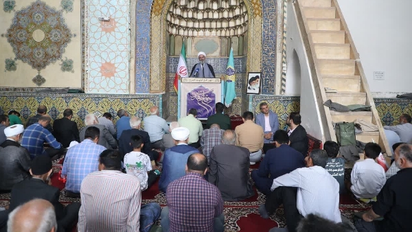 مقام معظم رهبری مانند یک راهبر و دیدهخ بان آنچه دیگران نمی بینند را می بیند و نسبت به آن هشدار می دهد