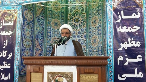 در کتاب من لایحضره الفقیه آمده است که امام صادق (ع) پنج عمل را برای روز اول عید نوروز بیان کرده است: اول غسل کردن.  دوم پوشیدن نوترین لباس ها . سوم عیدی دادن . چهارم صله رحم کردن . پنجم انتظار فرج امام زمان (عج) .
