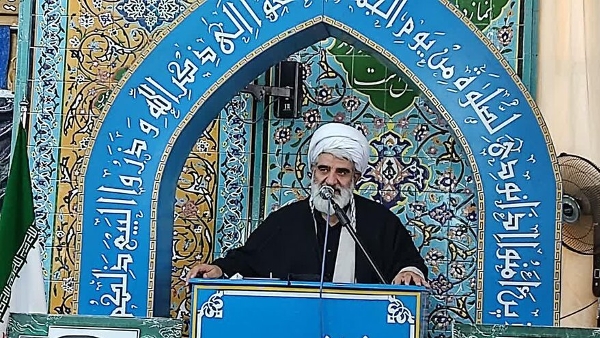 امام جمعه بادرود گفت: راهپیمایی اربعین حسینی نشان دهنده قدرت و عظمت جهان اسلام در برابر استکبار جهانی است و این رویداد عظیم برای دشمنان پیام‌های فراوانی دارد.