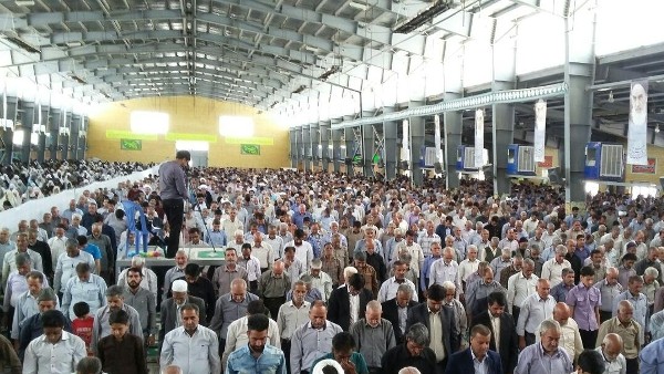 بعضی از مردم سخنان بیهوده را می خرند تا مردم را از روی نادانی از راه خدا گمراه سازند و آیات الهی را به استهزاء گیرند