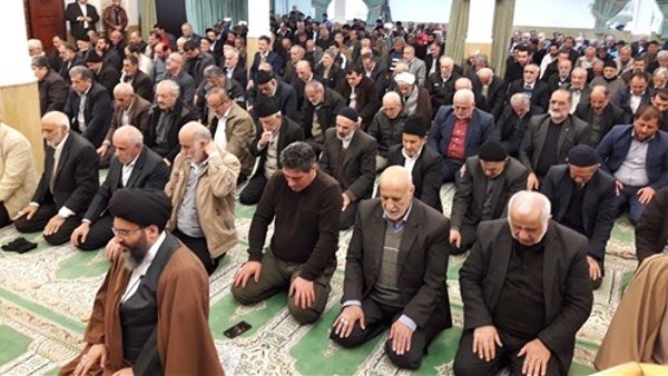 خاطر ناکارآمدی دولت یک نارضایتی عمومی از وضع معیشت سطح جامعه و مردم را فرا گرفته است حالا در این موقعیت و فضا طرح بحث همه پرسی و رفراندم آن هم در روز 22 بهمن چه معنایی دارد که گزک دست فتنه گران بدهید؟