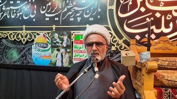 شباهتِ دورانِ ما با دورانِ حسین بن علی سلام الله علیه عجیب است یکی از خطوطِ روشنِ نهضتِ عاشورا إستقامت إمام حسین علیه السّلام أست.