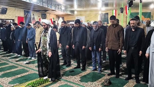 ما با خونمان بیعت می کنیم با مقام معظم امام خامنه ای (مدظله العالی)